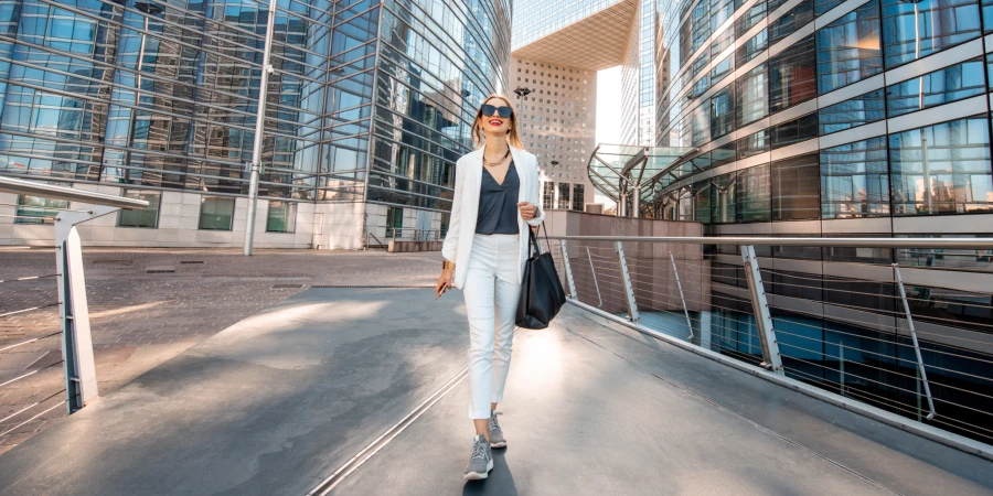 Estrategias para moverte más y tener energía durante el día - AdobeStock