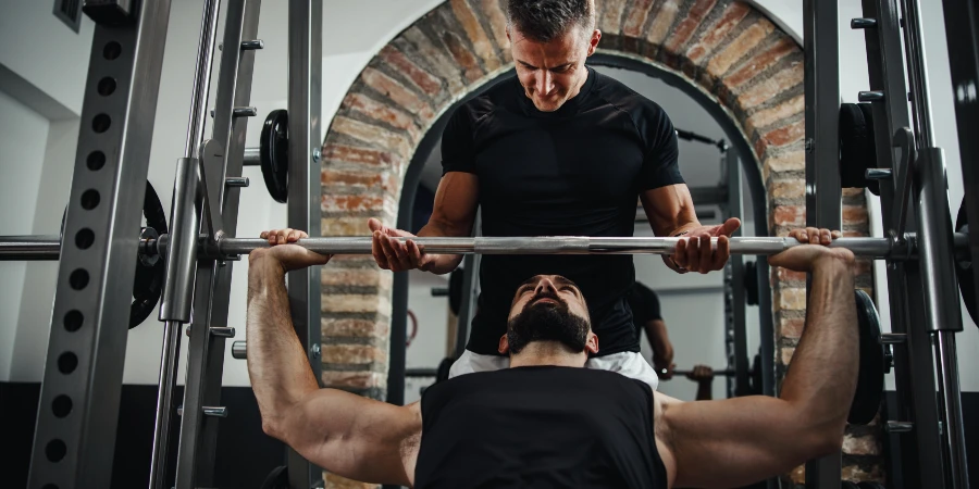 Cómo el entrenamiento de fuerza mejora tu salud a cualquier edad - AdobeStock