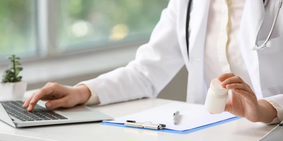 ¿Cuál es el mejor momento para tomar vitaminas y suplementos? - AdobeStock