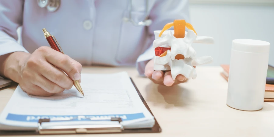 ¿Consejos para prevenir el dolor de espalda en el lugar de trabajo? - AdobeStock ¿Consejos para prevenir el dolor de espalda en el lugar de trabajo? - AdobeStock
