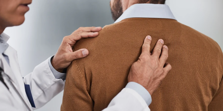 ¿Consejos para prevenir el dolor de espalda en el lugar de trabajo? - AdobeStock ¿Consejos para prevenir el dolor de espalda en el lugar de trabajo? - AdobeStock