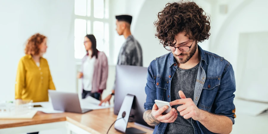 ¿Consejos para prevenir el dolor de espalda en el lugar de trabajo? - AdobeStock ¿Consejos para prevenir el dolor de espalda en el lugar de trabajo? - AdobeStock