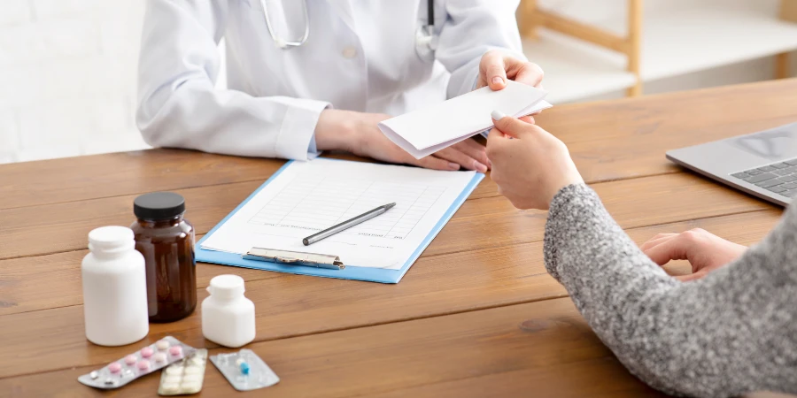 ¿Consejos para prevenir el dolor de espalda en el lugar de trabajo? - AdobeStock ¿Consejos para prevenir el dolor de espalda en el lugar de trabajo? - AdobeStock