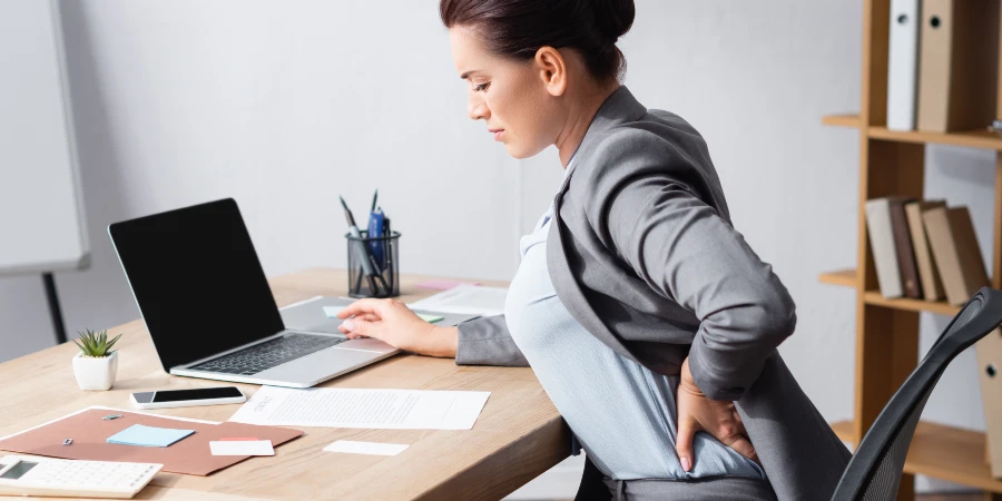 ¿Consejos para prevenir el dolor de espalda en el lugar de trabajo? - AdobeStock ¿Consejos para prevenir el dolor de espalda en el lugar de trabajo? - AdobeStock