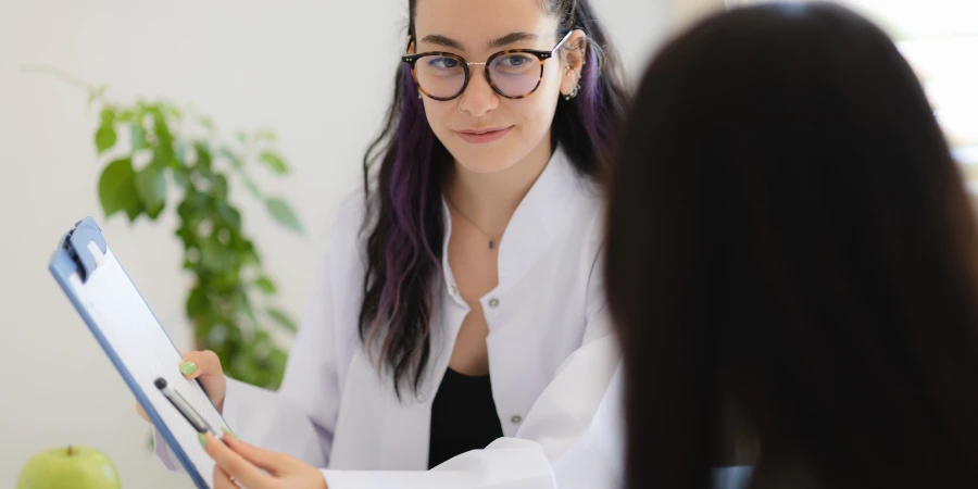 ¿Consejos para prevenir el dolor de espalda en el lugar de trabajo? - AdobeStock ¿Consejos para prevenir el dolor de espalda en el lugar de trabajo? - AdobeStock