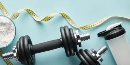 ¿Qué pasa si tomo proteínas o creatina sin hacer ejercicio? - AdobeStock