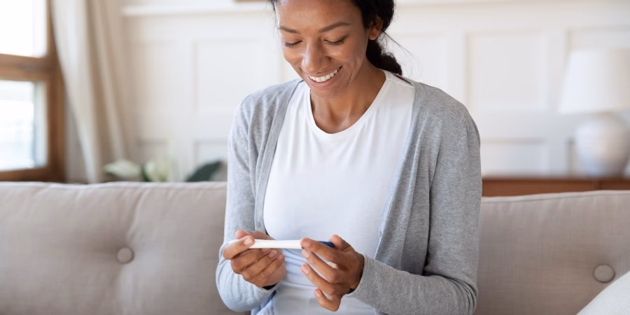 Inositol 40:1 - Para Qué Sirve y Cómo Tomarlo Bien - happy woman pregnancy test