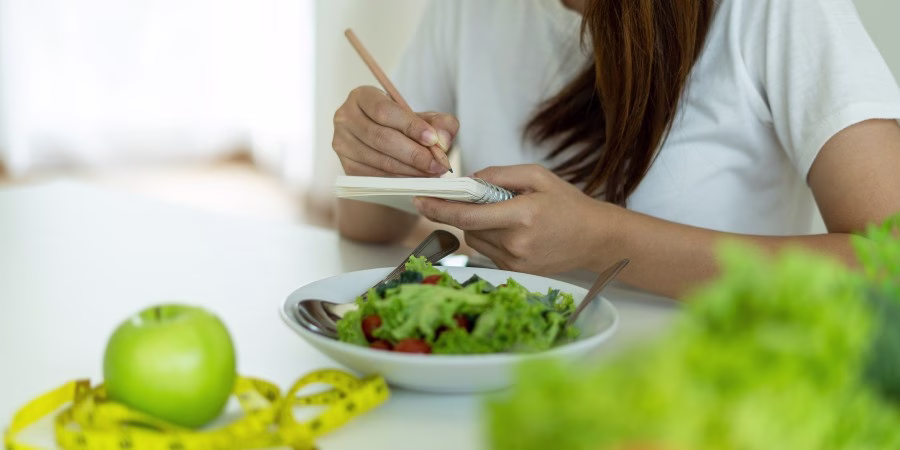 11 Mejores Remedios para las Piernas Hinchadas - swollen feet diet