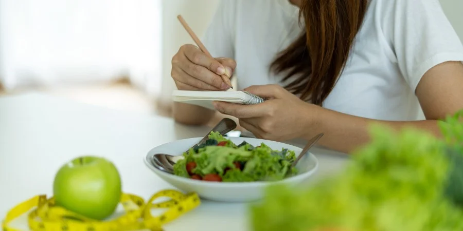 11 Mejores Remedios para las Piernas Hinchadas - swollen feet diet