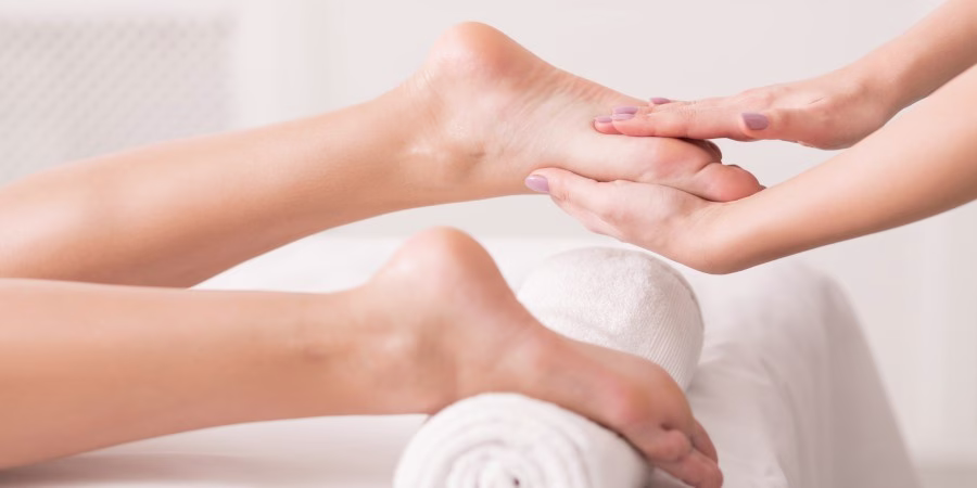 11 Mejores Remedios para las Piernas Hinchadas - swollen feet massage