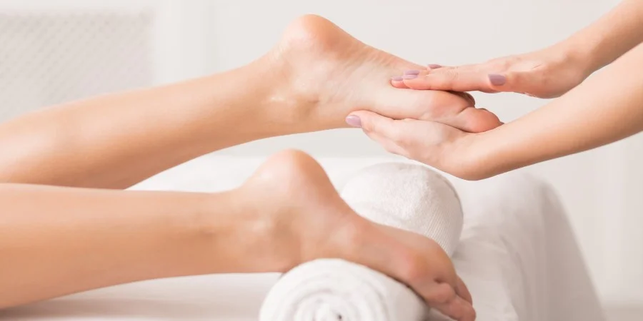11 Mejores Remedios para las Piernas Hinchadas - swollen feet massage